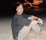 Momen menikmati sunset di   pantai