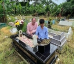 mengunjungi makam mendiang ayah
