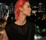 Super <I>slay</I> dengan rambut merah pucat