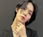 Memesona dengan rambut gondrong