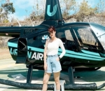 Pose Asik Dengan Helikopter
