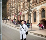 Pose Candid di Jalanan Paris