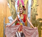 Kenakan Baju Tari Golek Ayun-Ayun