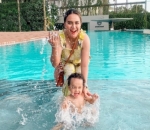 Tertawa Riang Saat Berenang