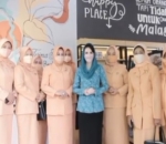 Momen Manis Saat Resmikan Taman Bermain Anak