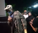 Atta Langsung Cium Tangan
