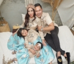 <i>Family Portrait</i> Super Bahagia