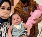 Baby Mikaila di Pelukan Opa