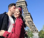 Kecup Mesra di Depan Eiffel