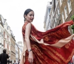 Pede Kenakan Batik di London