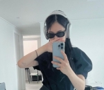 Gaya Imut dengan Kacamata Ikonik