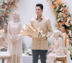 Rendi Menunggu di Meja Pertunangan