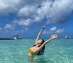 Berenang di Laut Biru