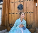 Momen Kenakan Hanbok