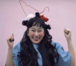 Pakai Aksesoris dan Make Up Unik