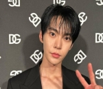 Gaya Peace ala Doyoung