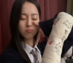 Pamer Gips Bertuliskan Pesan NewJeans