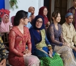 Duduk Berdampingan