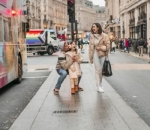 Mejeng di Median Jalan