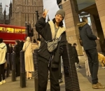 Ngeksis di Depan Big Ben