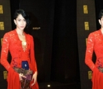 Anggun dengan Kebaya Merah