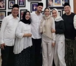 Nikita Mirzani Cantik Berkerudung Temani Kekasih Bule Pindah Agama Islam