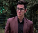 Kombinasi Setelan Jas dan Kacamata, Onpoint!