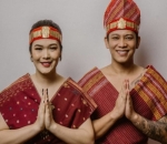Kompak Kenakan Pakaian Adat