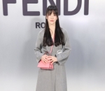 Song Hye Kyo Tampil Kalem dengan Outfit Abu-abu