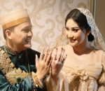 Bahagia Pamer Cincin Pernikahan