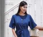 Anggun dengan Dress Simpel di Rumah