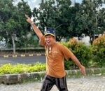 Pose Kocak Promosi Baju