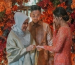 Momen Manis Sematkan Cincin