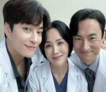 Tiga Dokter Akur