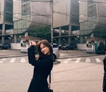 Nongkrong Di Depan YG Entertainment 