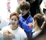 V Bak Jadi Hairstylist Jeonghan