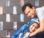 Gandengan Tangan Agar Selalu Mesra