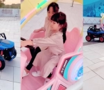 Megumi Dkk Naiki Mobil-Mobilan