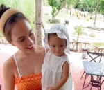 Claire Herbowo Sentuh Ular Besar