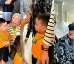 Interaksi Gala dengan Teman-teman