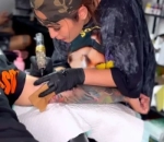 Angela Lee Bahkan Jadi Tato Artist