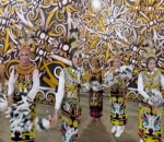 Bersama Menarikan Tarian Dayak