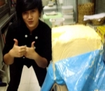 Berpose Lucu