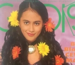 Nyentrik dengan Rambut Dihiasi Bunga