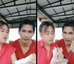 Pakai Baju Couple 