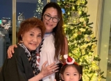 Nobar, Tangis Ibu Michelle Yeoh Pecah Usai Sang Putri Sabet Piala Oscar Best Actress