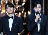 Interaksi Song Joong Ki dengan Kim Seon Ho di Blue Dragon Film Awards 2023 Buat Heran