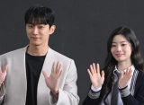 Jinyoung B1A4 Ungkap Reaksi Dahyun TWICE saat Syuting Ciuman 'You Are the Apple of My Eye'