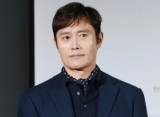 Lee Byung Hun Akui Pernah Takut Terekspos Punya Gangguan Panik
