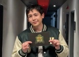 Gaya Keren Nichkhun 2PM saat Jualan Roti Ikan di Pinggir Jalan Curi Perhatian